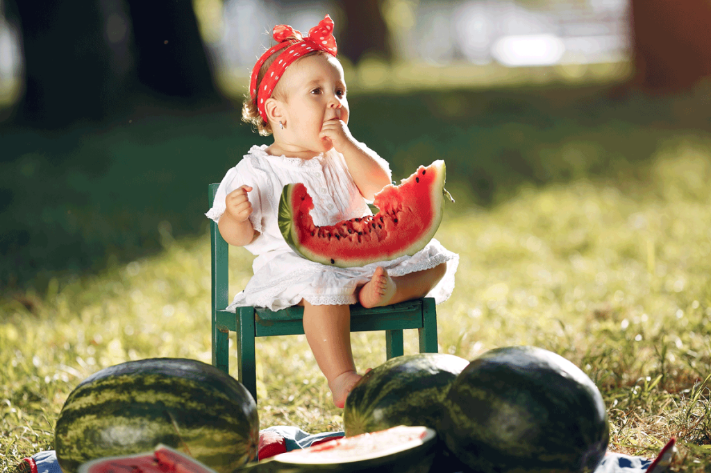 Niña-comiendo-sandía-con-las-manos