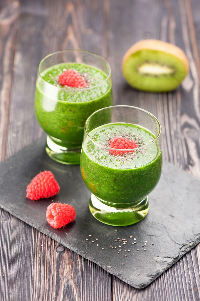 Green Detox smoothie with spinach, kiwi and raspberries. Super Foods